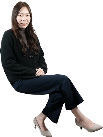 ノートパソコンに座る女性