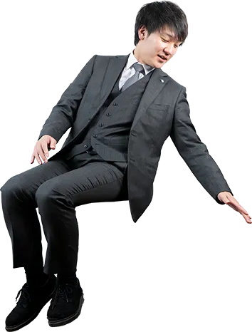 電球に座る男性