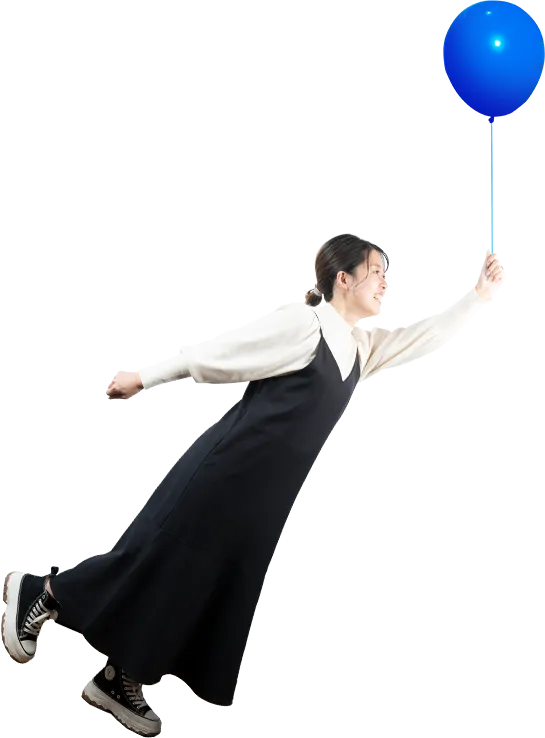 風船をつかむ女性