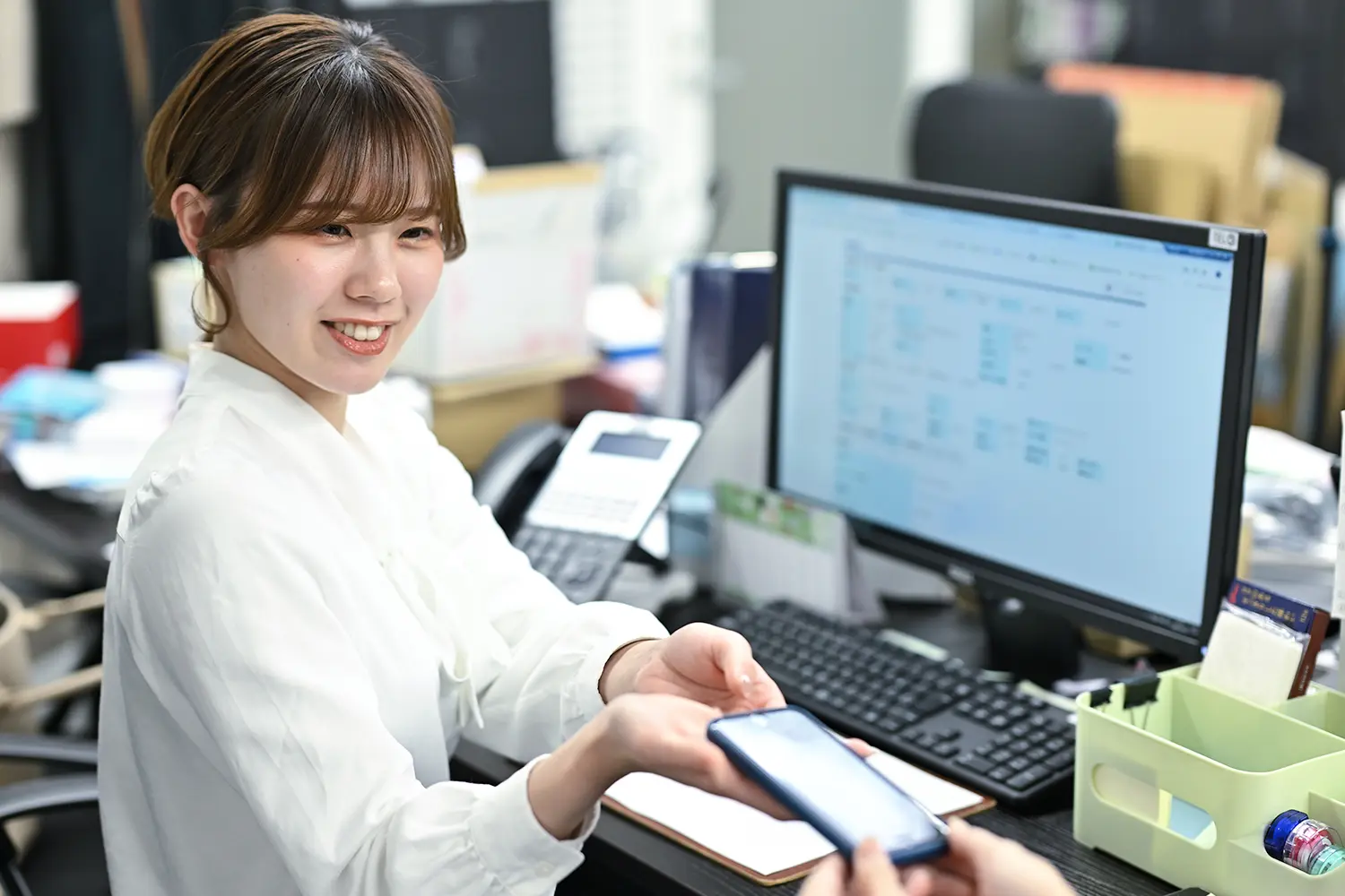 仕事をする女性